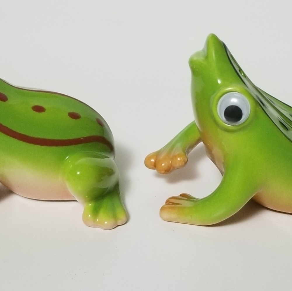 Unique, decorative Frog salt and pepper shakers - Picture 4 of 7